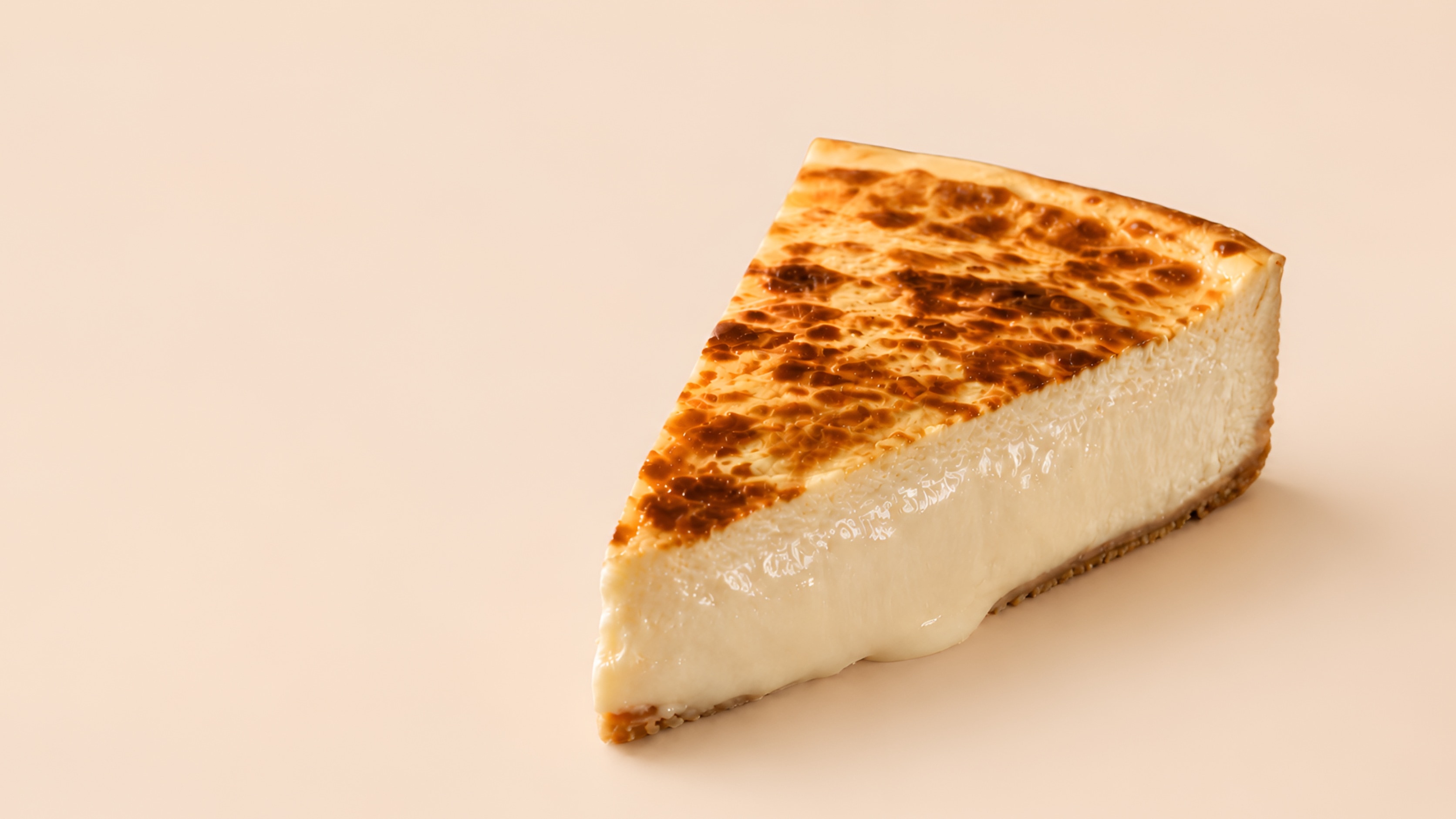 Ein Stück San Sebastian Cheesecake von Emilia